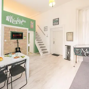 Happy Fox Apartment